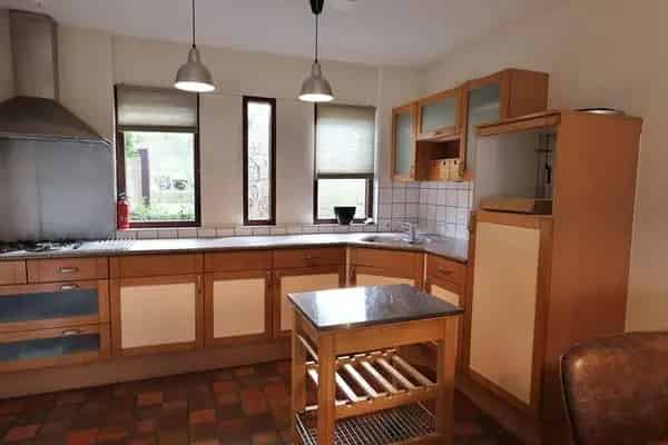 Gemeubileerde Tussenwoning 4 Slaapkamers Nabij Scholen en OV
