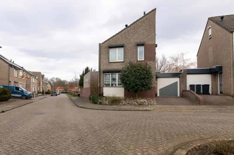 Ruime gezinswoning Heerlen 4 slaapkamers garage 2 opritten