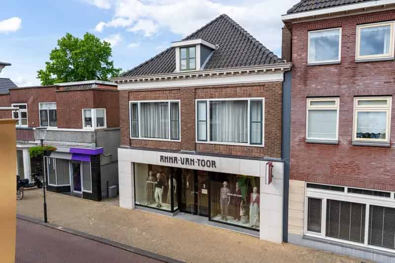 Winkel met Bovenwoning te Koop Werkendam Hoogstraat