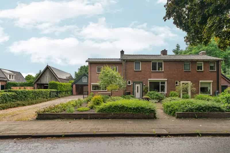 Halfvrijstaand huis Eerbeek grote garage 3 slaapkamers tuin