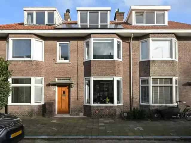 5-kamer Tussenherenhuis Voorburg-West: Karakteristiek en Geheel Gemoderniseerd