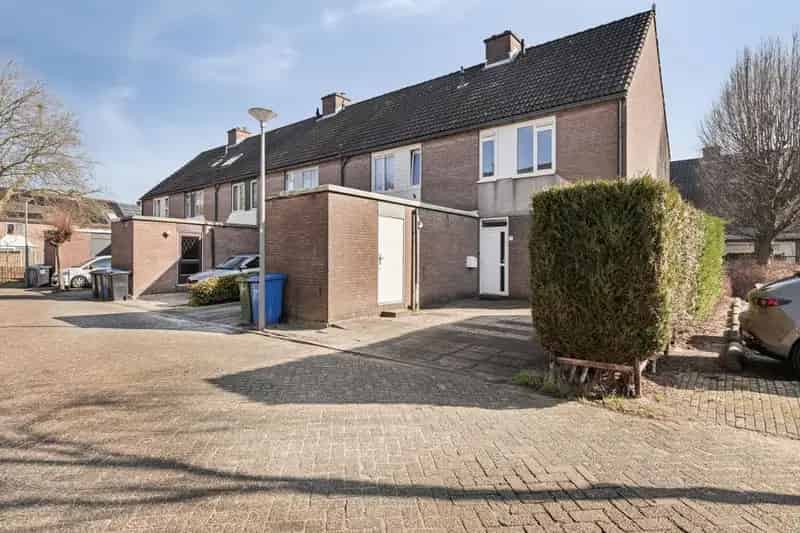 Hoekwoning 3 slaapkamers Hoogvliet tuin parkeerplaats energielabel C