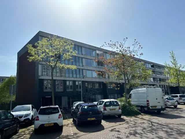 Bovenwoning Amsterdam Slotervaart: 3 Slaapkamers, Parkeerplaats & Gemeubileerd
