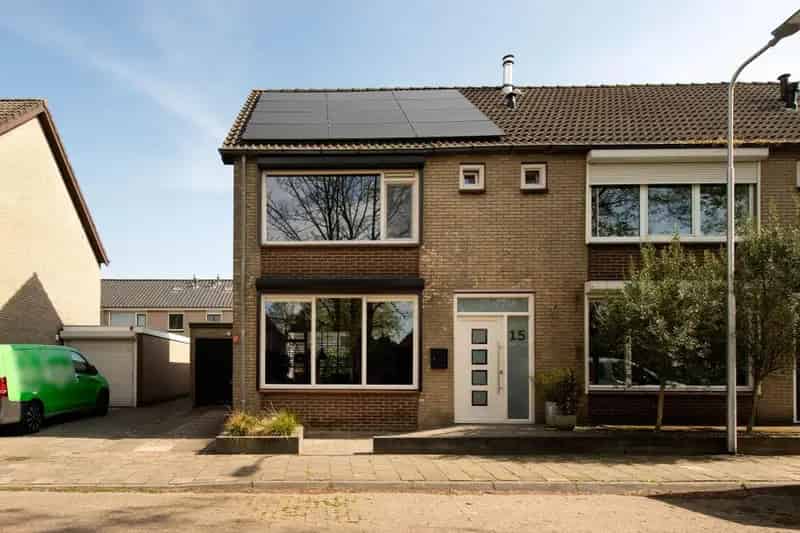 Geheel Gemoderniseerde Hoekwoning met Garage en 3 Slaapkamers