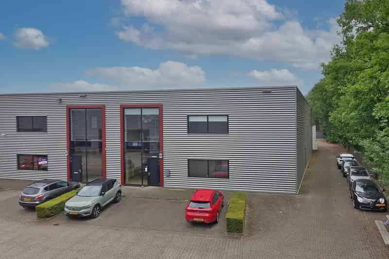 Bedrijfshal te Huur Oldenzaal 850m² Kantoor Opslag Zonnepanelen