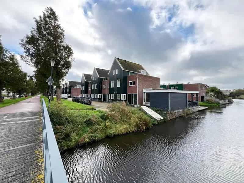 Huis te koop Assendelft: Ruime hoekwoning aan het water