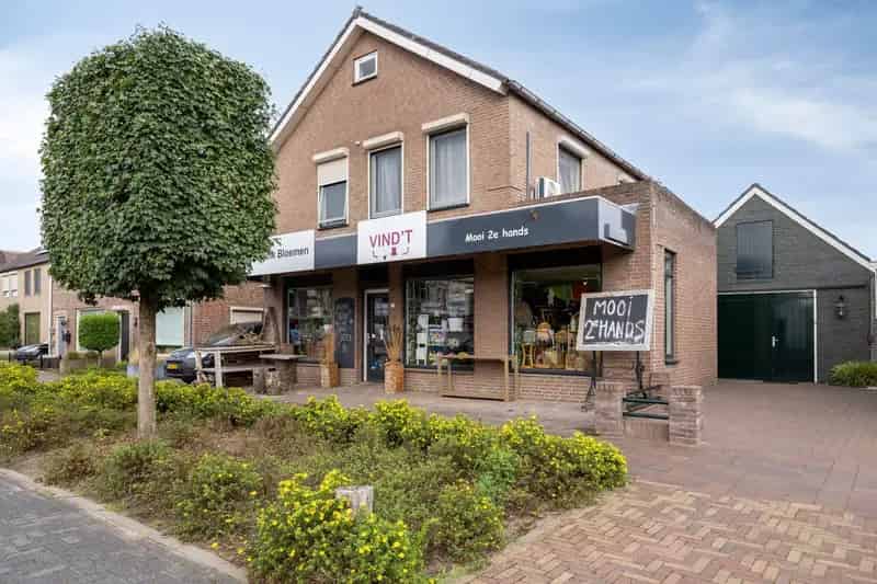 Winkel Heesch | Zoek winkels te koop: 't Dorp 10 5384 MA Heesch 