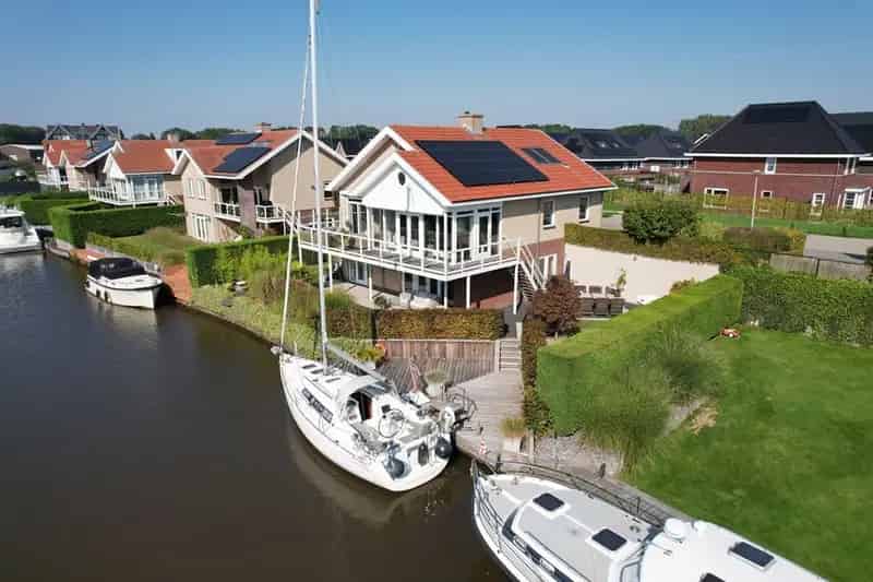 Luxe Watervilla Aan Steenbergse Vliet 4 slaapkamers 2 badkamers