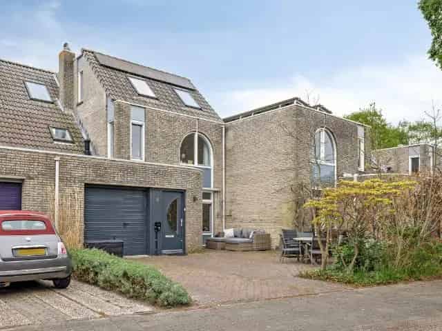 Ruime woning te koop met 6 slaapkamers en garage