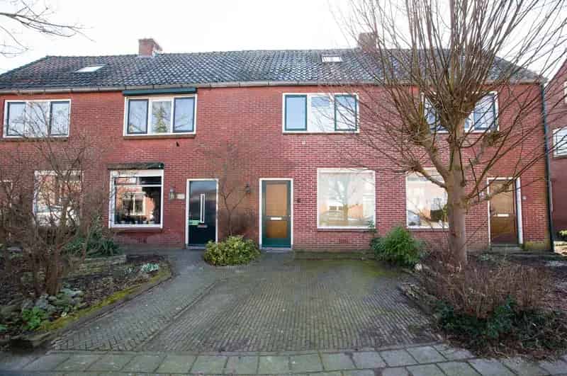 Tussenwoning 3 slaapkamers moderne keuken tuin parkeerplaats