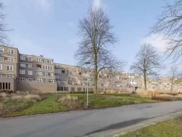 Almere Stadshart: Instapklaar 3-kamer appartement met balkon en parkeerplaats