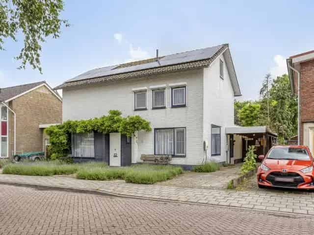 Royale Geschakelde Woning te Koop in Clinge