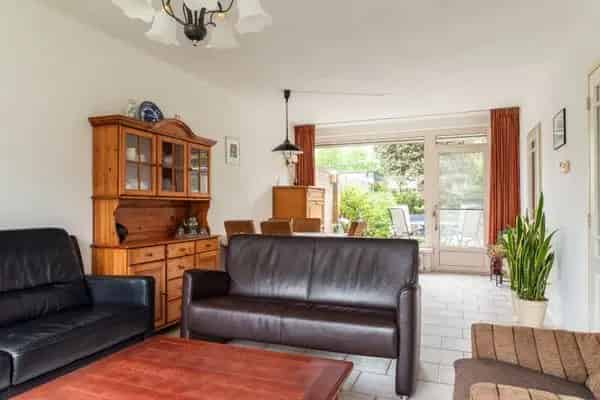 Hoekwoning met garage, zonnepanelen en vrije ligging