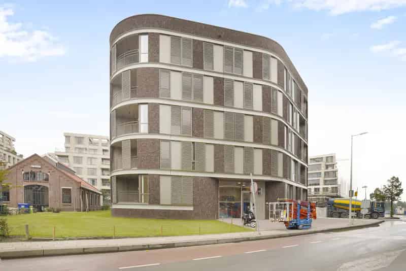 2Peer Amsterdam: Ruime Kamer met Luxe Badkamer voor Woningdelers