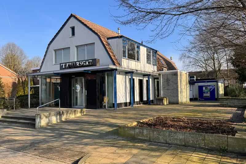 Praktijkruimte Elim te koop: Bedrijfspand met bovenwoning
