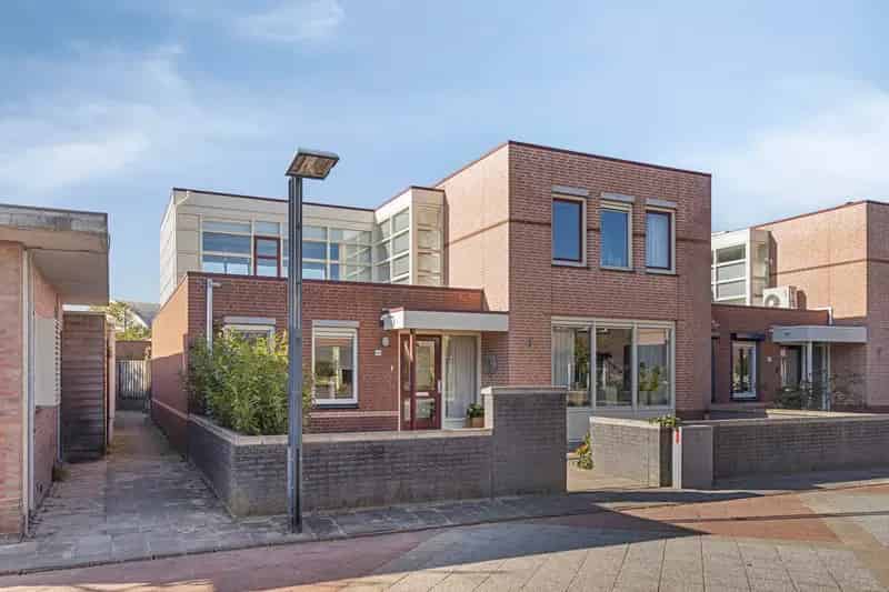 Huis te koop Zaltbommel: Ruime 4-slaapkamers, 2 badkamers, tuin, garage
