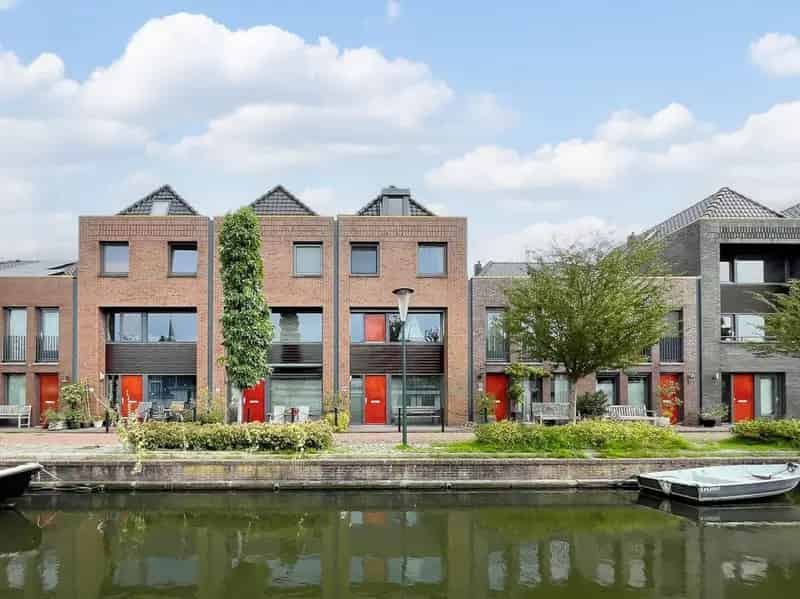 Huis te koop Hoorn: Grachtenpand met 3 slaapkamers en parkeerplaats