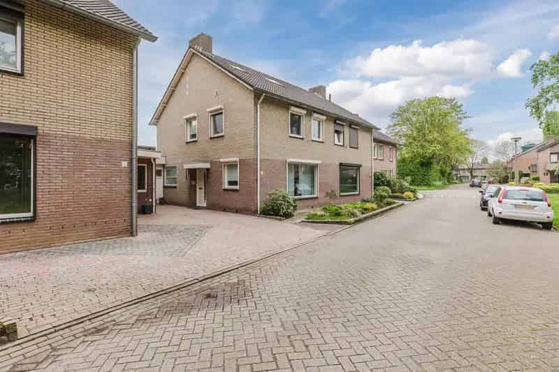 Ruime 4 Slaapkamers Tweekapper met Garage en A-label Baarlo