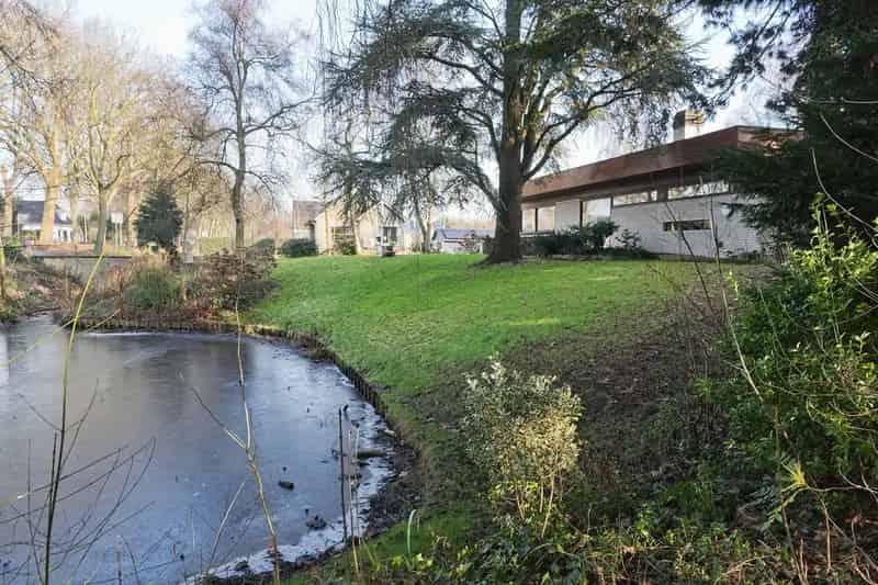 Huis te koop Aalsmeer: Ruime Bungalow met Gastenverblijf en Grote Tuin
