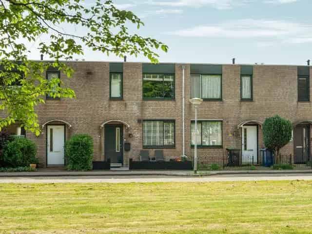 Tussenwoning Waterwijk Almere 3 slaapkamers zonnige tuin