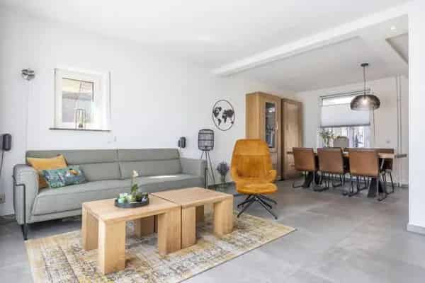 Te Koop: Ruime 2-onder-1-kapwoning met 3 slaapkamers en garage