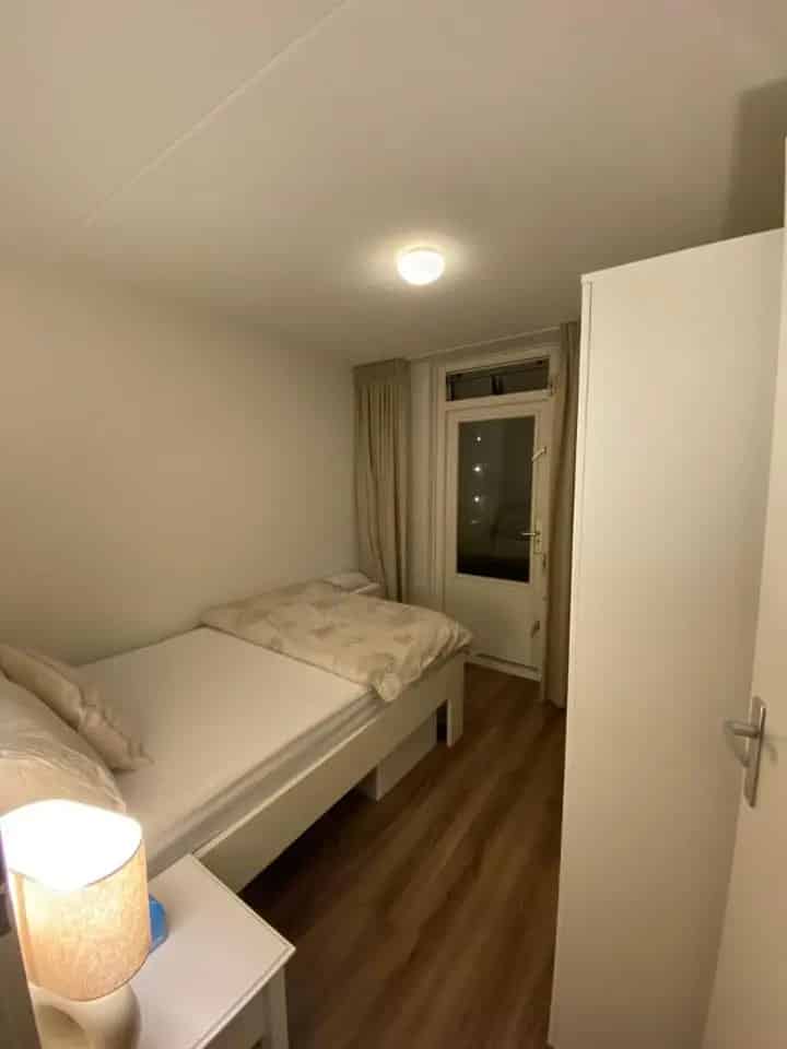 Kamer te Huur De Pijp - Ruime kamer voor werkende professional