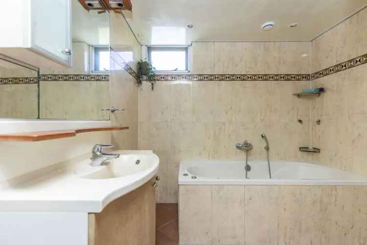 Hoekwoning 2 slaapkamers eigen grond ruime tuin