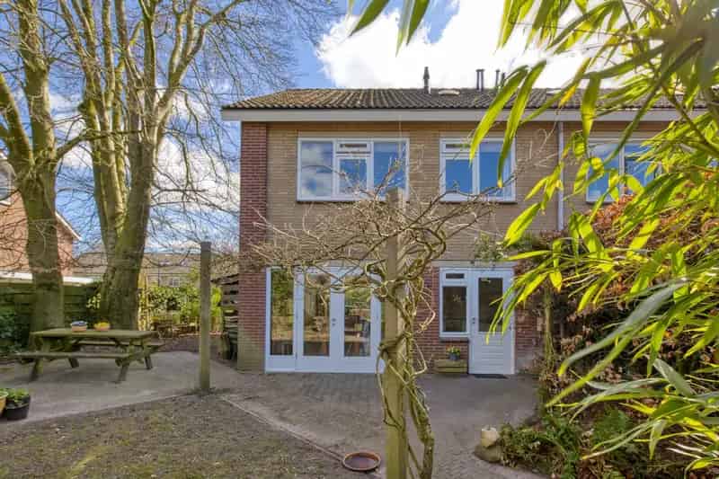 Huis te koop Apeldoorn Royale Hoekwoning Grote Tuin Garage