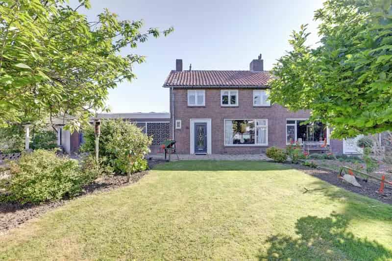Huis te koop Zevenbergen: Kluswoning met potentie