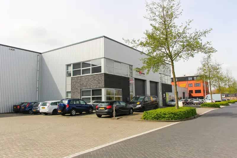 Bedrijfshal te Huur Barendrecht - 250m2 Bedrijfsruimte 88m2 Kantoor