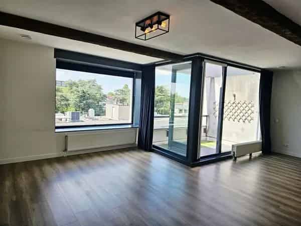 Gestoffeerd 3-kamer appartement met ruim terras en parkeerplaats