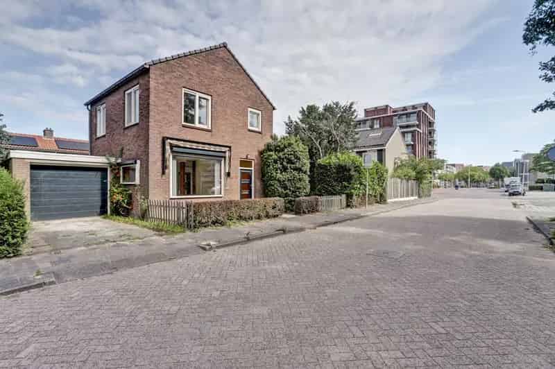 Vrijstaande woning Spijkenisse centrum 2 slaapkamers garage
