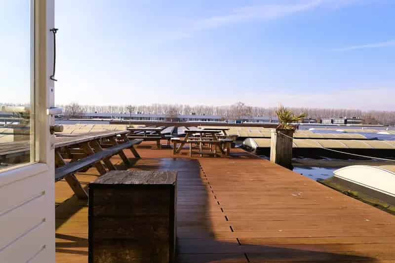 Bedrijfshal Weesp te huur 3113m2 magazijn 899m2 kantoor