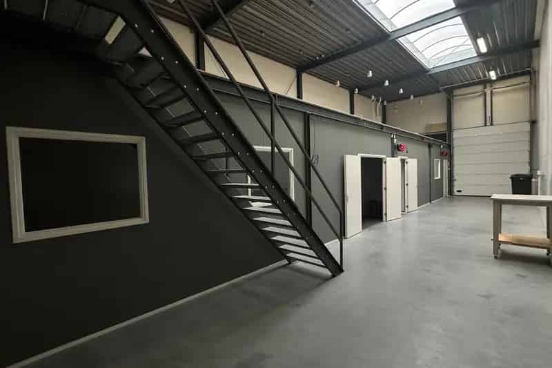Bedrijfshal te huur Werkendam 155m2 Kantoorruimte Overheaddeur