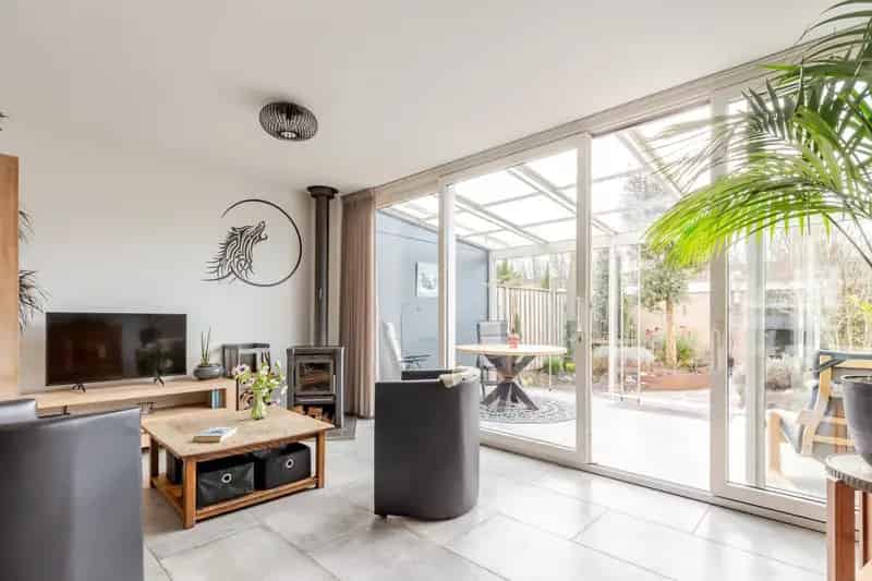 Huis te koop Zwaanshoek: 5 slaapkamers, dubbele garage, serre