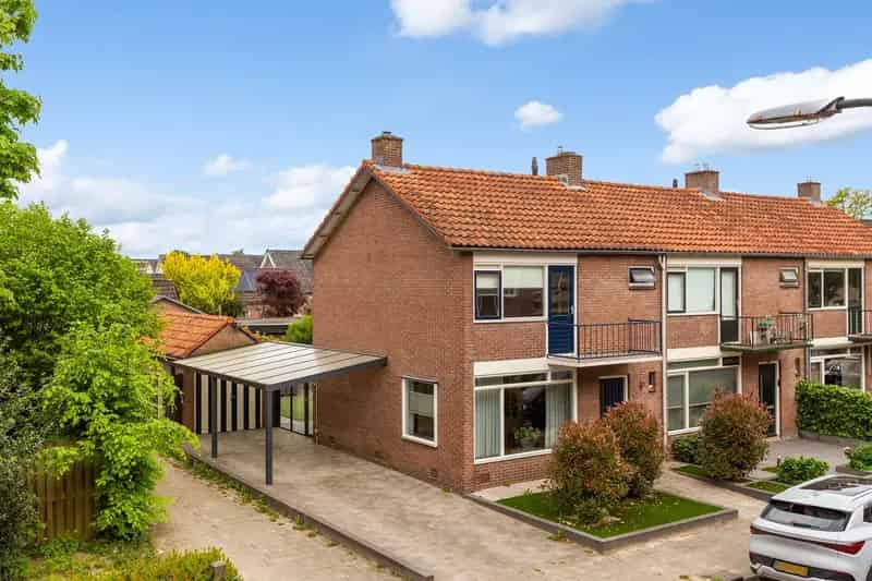 Huis te koop Apeldoorn: Sfeervolle hoekwoning met garage en tuin