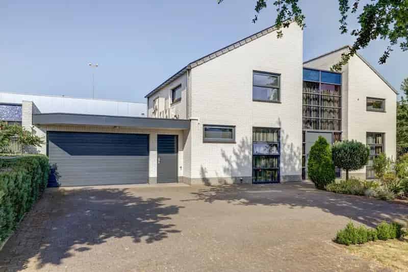 Bedrijfshal Helmond te koop: Moderne bedrijfswoning met bedrijfsunit
