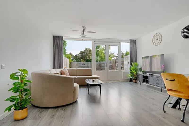 Huis te koop Uithoorn: Gerenoveerde gezinswoning met tuin en zonnepanelen