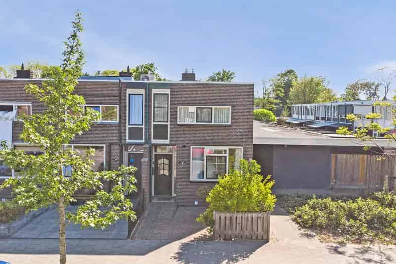 Huis te koop Hoogvliet: Ruime eindwoning met tuin en berging
