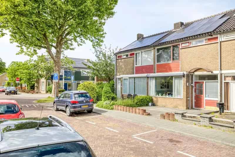 Huis te koop Rozenburg 3 slaapkamers 13 zonnepanelen airco
