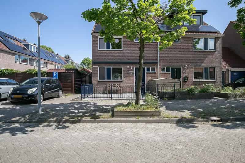Moderne halfvrijstaande woning met 4 slaapkamers en 12 zonnepanelen