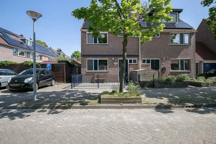 Moderne halfvrijstaande woning met 4 slaapkamers en 12 zonnepanelen