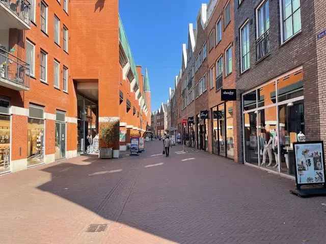 Ruim Senioren Appartement 3 Slaapkamers Nabij Winkelcentrum
