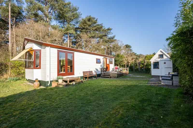 Chalet te koop op Dennenlust: 2 slaapkamers, tuin en gashaard