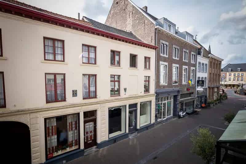 Winkelruimte met bovenwoning te huur Sittard