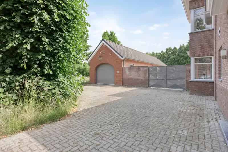 Huis te koop Breda Terheijdenseweg: Charmante woning met grote garage
