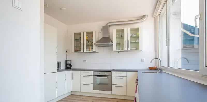 Amsterdamse Huis te Koop: 91m² met Carport en Twee Tuinen