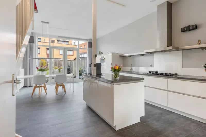 Stadsvilla Apeldoorn: Luxe woning aan het kanaal