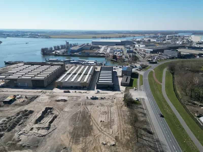 Bedrijfshal te huur Zwijndrecht 1124m2 bedrijfsruimte 482m2 kantoor
