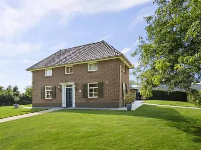 Landhuis Angeren: Luxe Woonboerderij te Huur